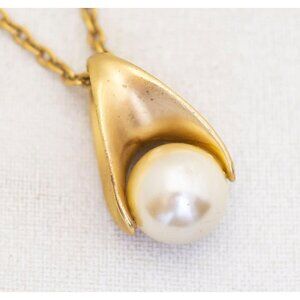 Vintage Lily Faux Pearl Pendant Necklace 36 Inch -  AB1